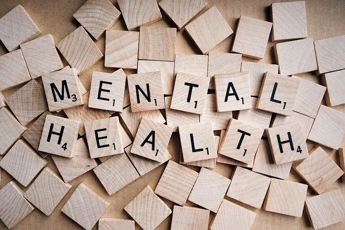 La palabra salud mental está escrita en fichas de Scrabble de madera.