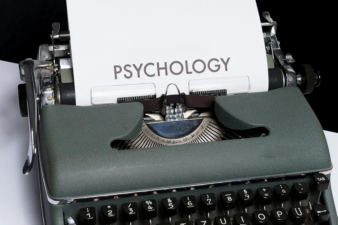 Una máquina de escribir con un trozo de papel que dice psicología.